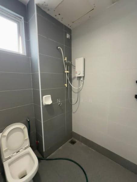 Service Residence for Sale at THE SENAI GARDEN (PANGSAPURI IMPIAN SENAI) - Win Tan - Bathroom - PropertyGuru.com.my