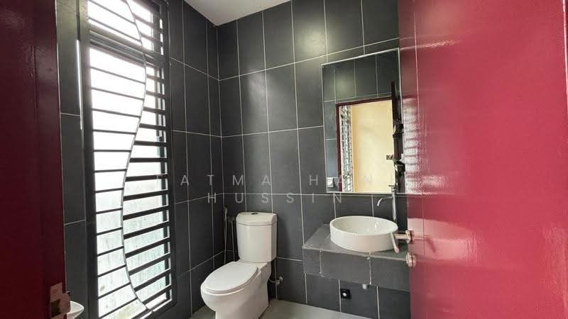 3-storey Terraced House for Sale in Laman Glenmarie (Shah Alam) - Fatma Hani Hussin - Bathroom - PropertyGuru.com.my