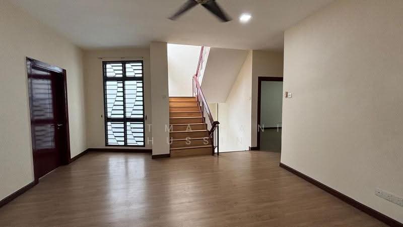 3-storey Terraced House for Sale in Laman Glenmarie (Shah Alam) - Fatma Hani Hussin - Living Room - PropertyGuru.com.my
