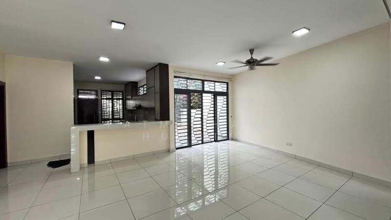 3-storey Terraced House for Sale in Laman Glenmarie (Shah Alam) - Fatma Hani Hussin - Living Room - PropertyGuru.com.my