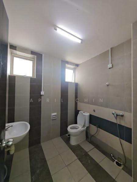 Pangsapuri untuk Disewa di Bukit Chagar (Pine View) - April Chin - Bathroom - PropertyGuru.com.my