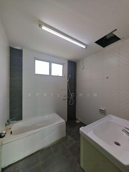 Pangsapuri untuk Disewa di Bukit Chagar (Pine View) - April Chin - Bathroom - PropertyGuru.com.my