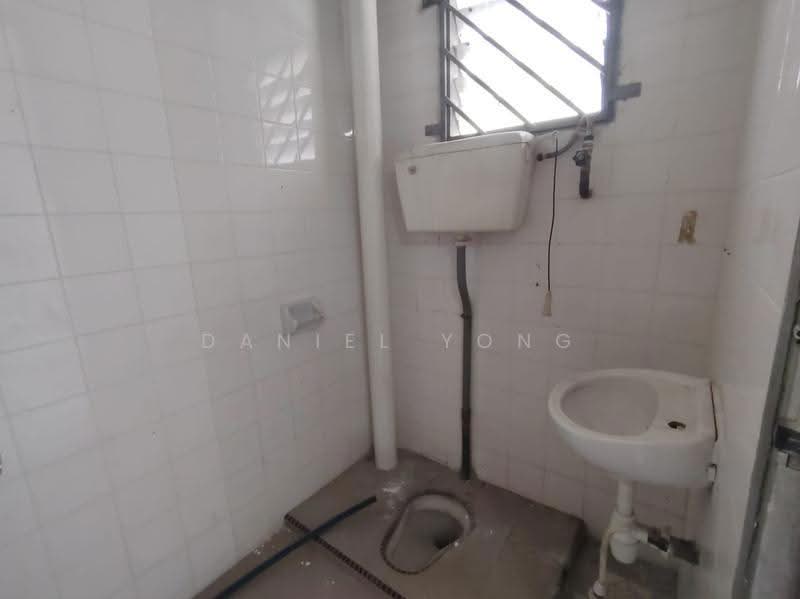 Rumah Teres 2-Tingkat untuk Dijual di Taman Johor Jaya (Johor Bahru) - Daniel Yong - Bathroom - PropertyGuru.com.my