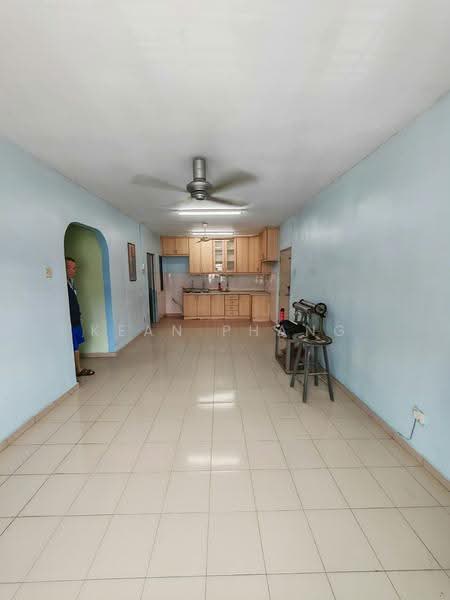 Pangsapuri untuk Dijual di Putra Permai Block D - Kean Phang - Living Room - PropertyGuru.com.my