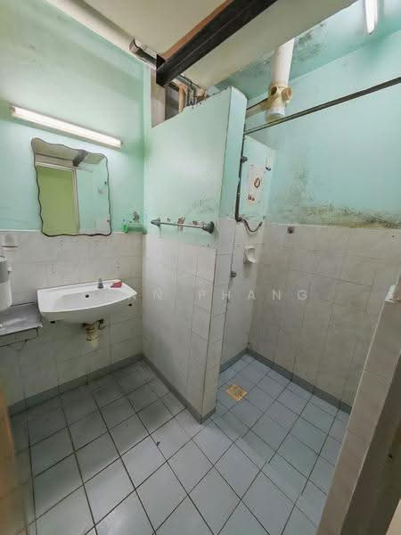 Pangsapuri untuk Dijual di Putra Permai Block D - Kean Phang - Bathroom - PropertyGuru.com.my