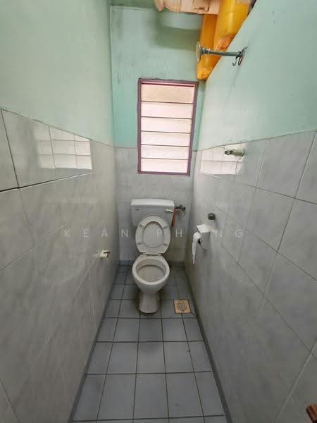 Pangsapuri untuk Dijual di Putra Permai Block D - Kean Phang - Bathroom - PropertyGuru.com.my
