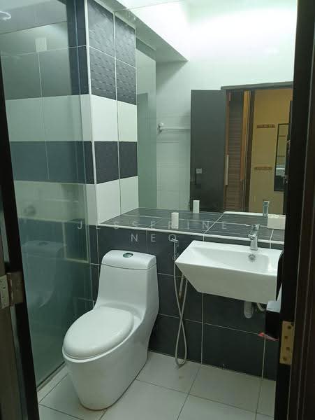 Kediaman Servis untuk Disewa di The Sky Executive Suites - Jesserine Neo - Bathroom - PropertyGuru.com.my