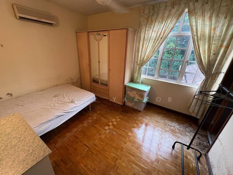 Bungalow House for Sale in Sultan Abdul Aziz Shah Golf & Country Club (Shah Alam) - Hafiz Yaacob - Bedroom - PropertyGuru.com.my