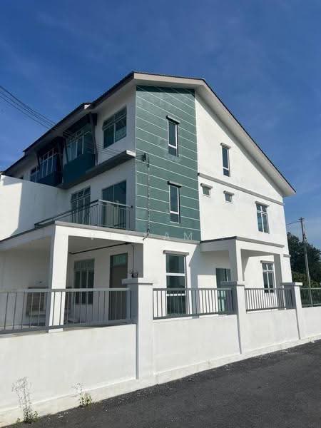 3-storey Terraced House for Rent in Taman Kundang Jaya (Rawang) - Vikram . - Exterior - PropertyGuru.com.my