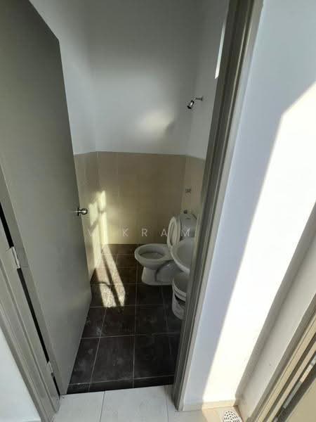 3-storey Terraced House for Rent in Taman Kundang Jaya (Rawang) - Vikram . - Bathroom - PropertyGuru.com.my