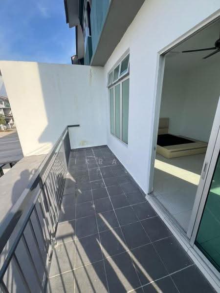 3-storey Terraced House for Rent in Taman Kundang Jaya (Rawang) - Vikram . - Balcony - PropertyGuru.com.my