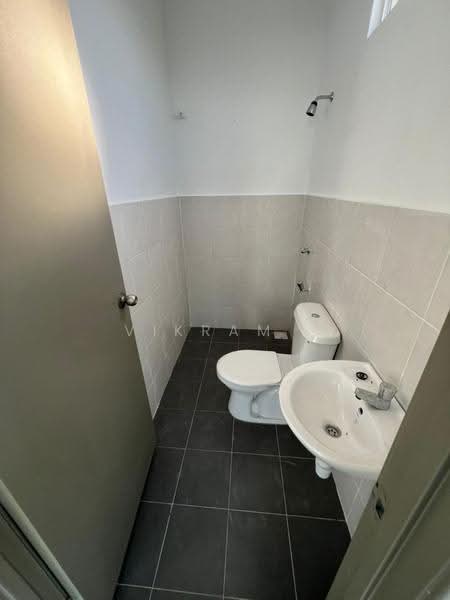3-storey Terraced House for Rent in Taman Kundang Jaya (Rawang) - Vikram . - Bathroom - PropertyGuru.com.my
