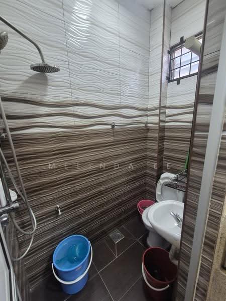 Rumah Teres 2-Tingkat untuk Dijual di Taman Anggerik (Tampoi) - Melinda Ee - Bathroom - PropertyGuru.com.my