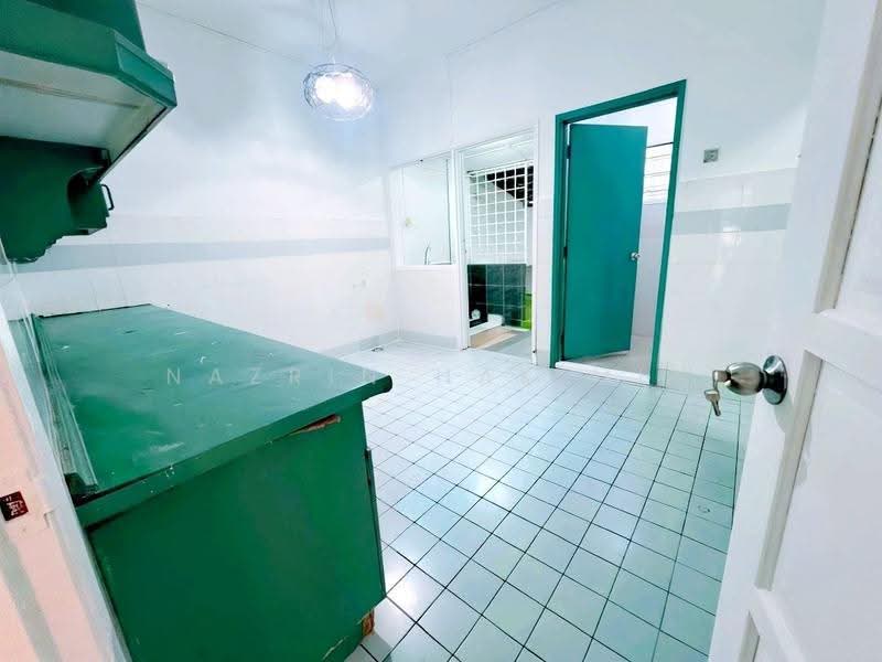 2.5-storey Terraced House for Sale in Bukit Antarabangsa (Ulu Kelang) - Nazrin Hakimin - Kitchen - PropertyGuru.com.my