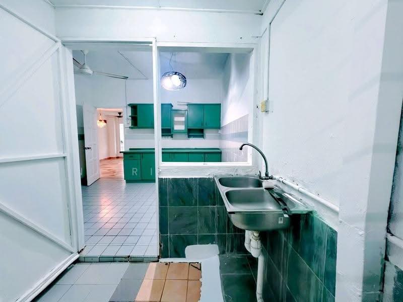 2.5-storey Terraced House for Sale in Bukit Antarabangsa (Ulu Kelang) - Nazrin Hakimin - Kitchen - PropertyGuru.com.my