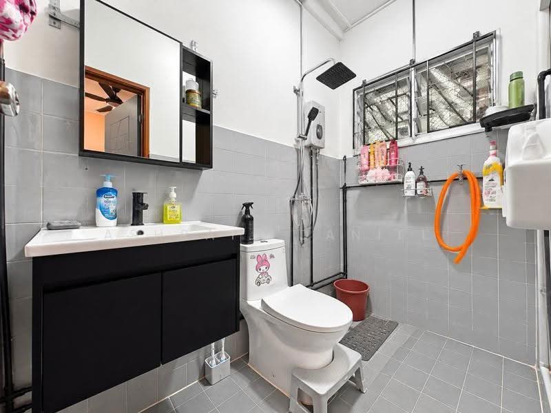 Semi-Detached House for Sale in Bandar Country Homes (Rawang) - Ashraff Daniel - Bathroom - PropertyGuru.com.my