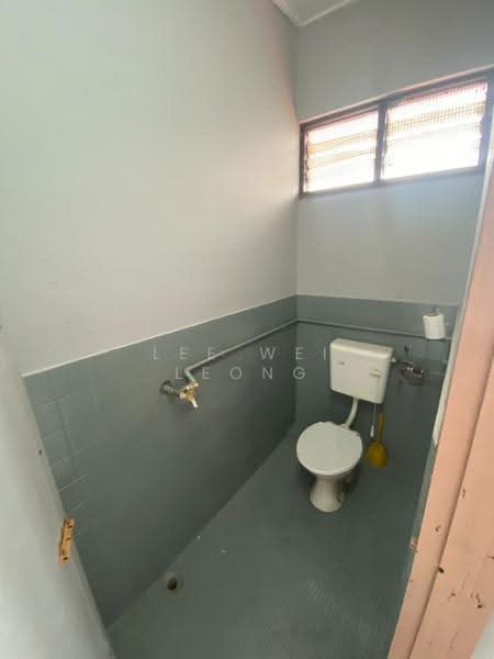 Shop / Office for Sale in Bandar Baru Sungai Buloh (Sungai Buloh) - Lee Wei Leong - Bathroom - PropertyGuru.com.my