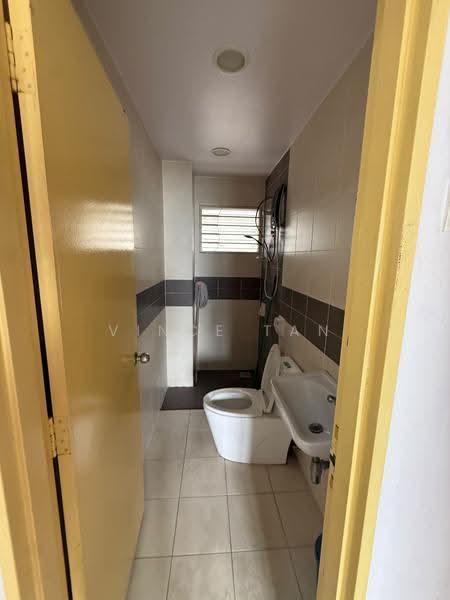 Pangsapuri untuk Disewa di Putra Suria Residence - Vince Tan - Bathroom - PropertyGuru.com.my