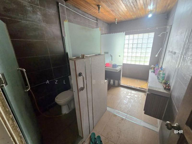 Bungalow House for Sale in Seksyen 3 (Bangi) - Azli Ibrahim - Bathroom - PropertyGuru.com.my