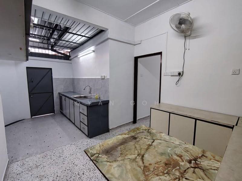 Terraced House for Rent in Island Glades (Jelutong) - Qyan Goh - Kitchen - PropertyGuru.com.my