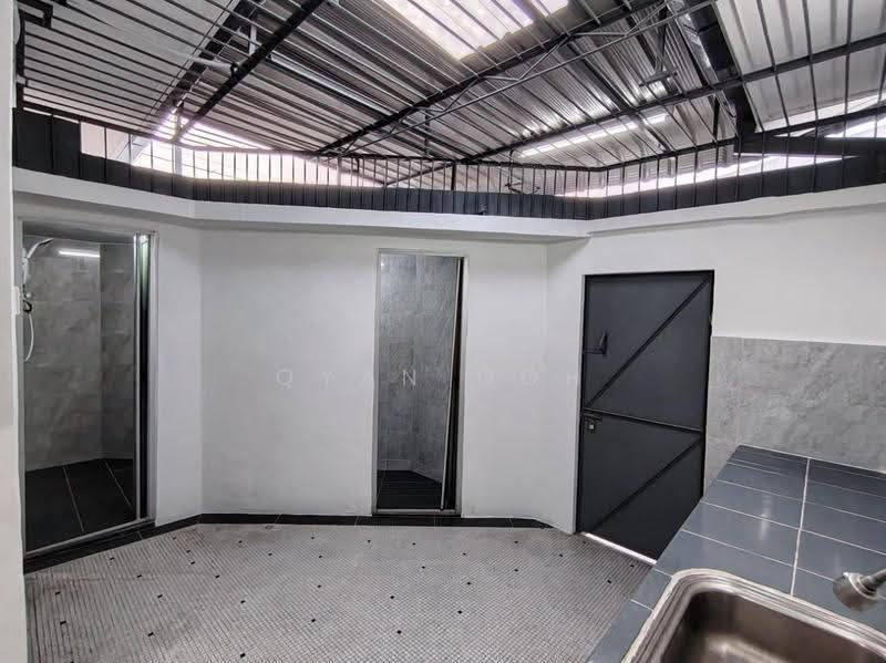 Terraced House for Rent in Island Glades (Jelutong) - Qyan Goh - Bathroom - PropertyGuru.com.my