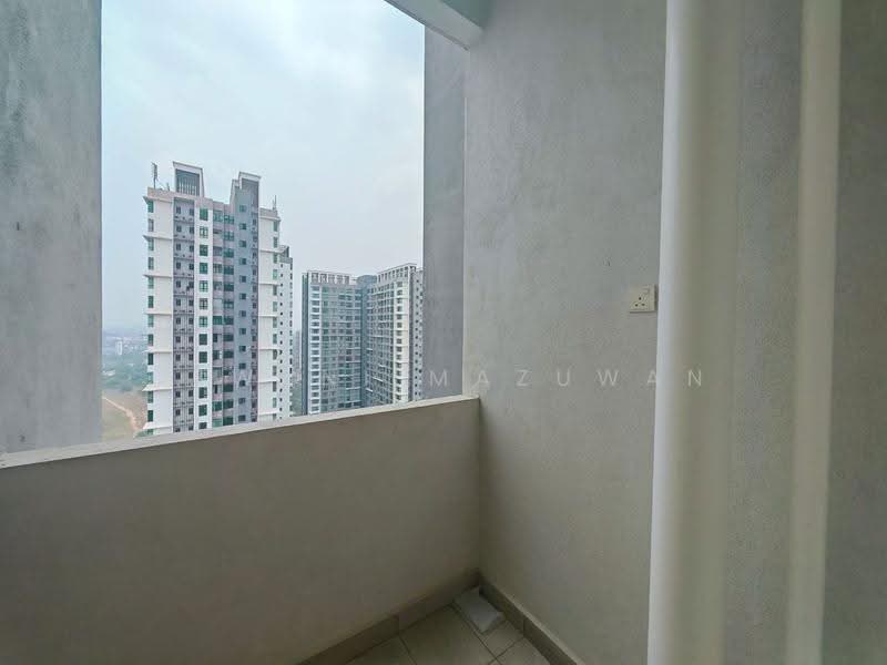 Kediaman Servis untuk Dijual di Conezion Residences - Uswani Mazuwan - Balcony - PropertyGuru.com.my