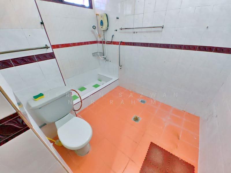 2-storey Terraced House for Sale in Seksyen 1 Bandar Baru Bangi (Bandar Baru Bangi) - Herman Sazwan Nor Rahim - Toilet - PropertyGuru.com.my