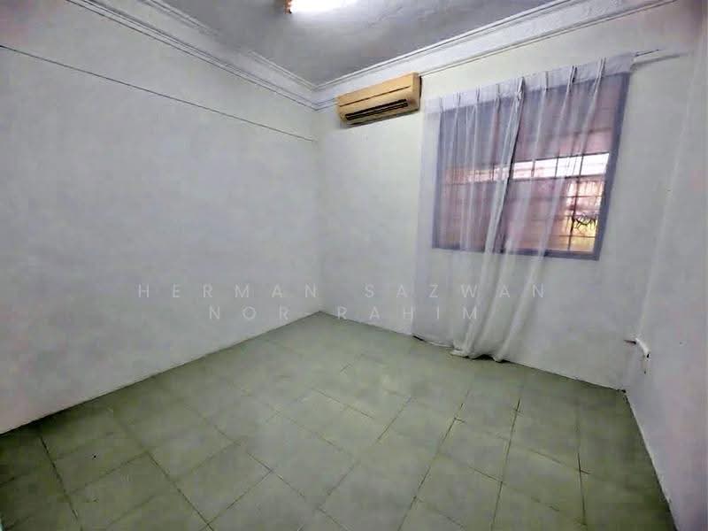 2-storey Terraced House for Sale in Seksyen 1 Bandar Baru Bangi (Bandar Baru Bangi) - Herman Sazwan Nor Rahim - Bedroom - PropertyGuru.com.my