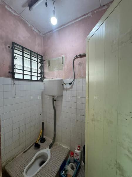 Rumah Flat untuk Dijual di Taman Cempaka - Eddy Chan - Bathroom - PropertyGuru.com.my