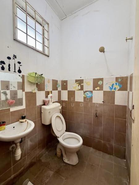 1-storey Terraced House for Sale in Nusari Bayu 1 (Labu) - Shafiq Amerudin - Bathroom - PropertyGuru.com.my