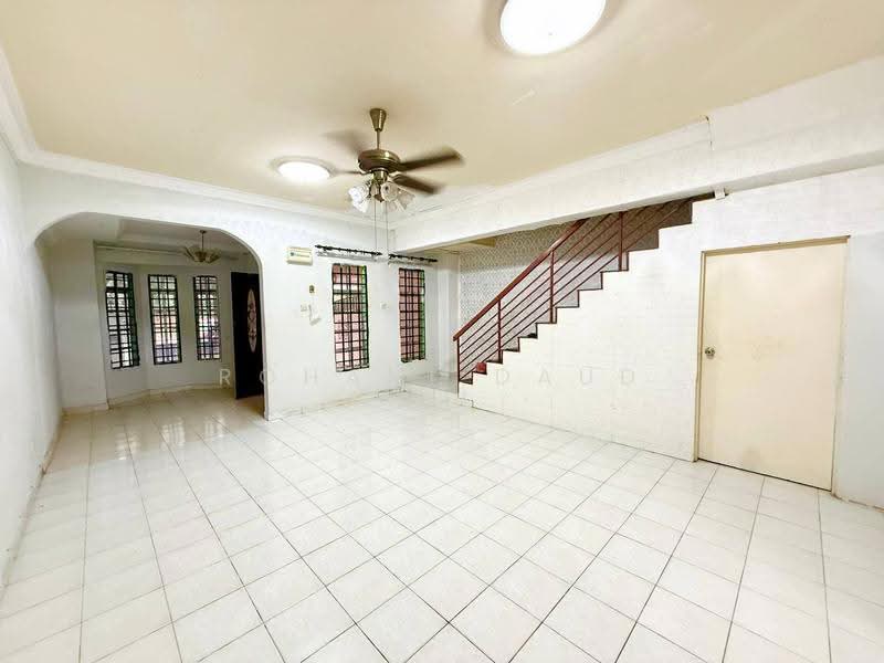 2-storey Terraced House for Sale in Bandar Tasik Kesuma (Beranang) - Rohani Daud - Living Room - PropertyGuru.com.my