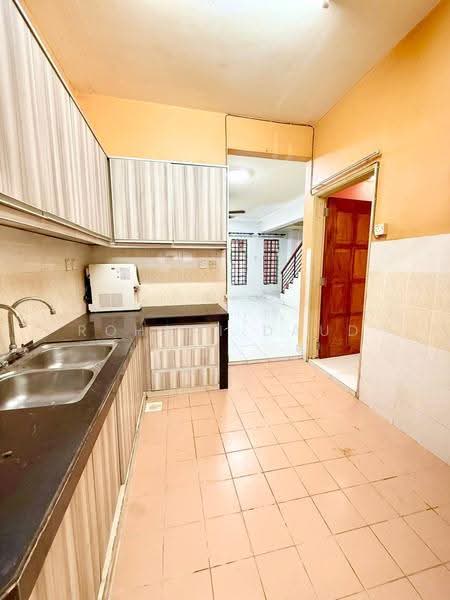 2-storey Terraced House for Sale in Bandar Tasik Kesuma (Beranang) - Rohani Daud - Kitchen - PropertyGuru.com.my
