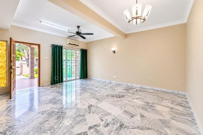 Rumah Teres 2-Tingkat untuk Dijual di Seksyen 13 (Shah Alam) - Mohd Adryzam - Living Room - PropertyGuru.com.my