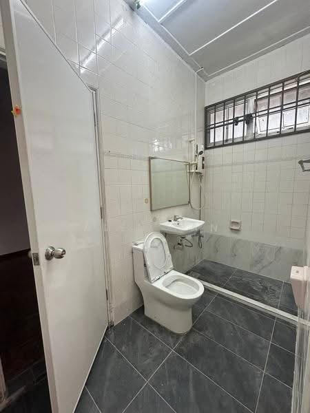 Rumah Berkembar untuk Disewa di Taman Perling (Perling) - Alen Tan - Bathroom - PropertyGuru.com.my