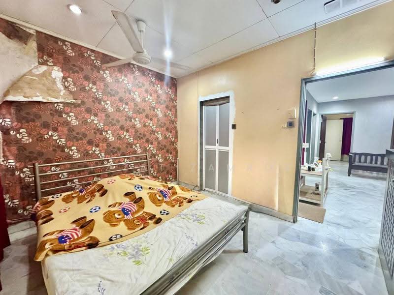 1.5-storey Terraced House for Sale in Usj 2 (Subang Jaya) - Izzat Zamros - Bedroom - PropertyGuru.com.my