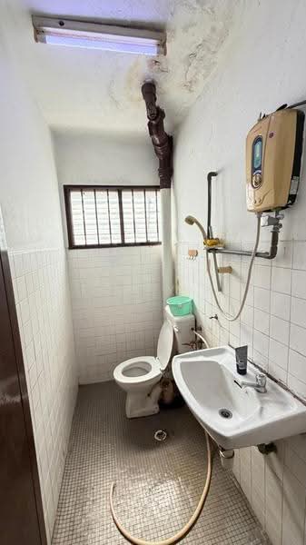 Rumah Teres 2.5-Tingkat untuk Dijual di Taman Sri Muda (Shah Alam) - Tom Yip - Bathroom - PropertyGuru.com.my