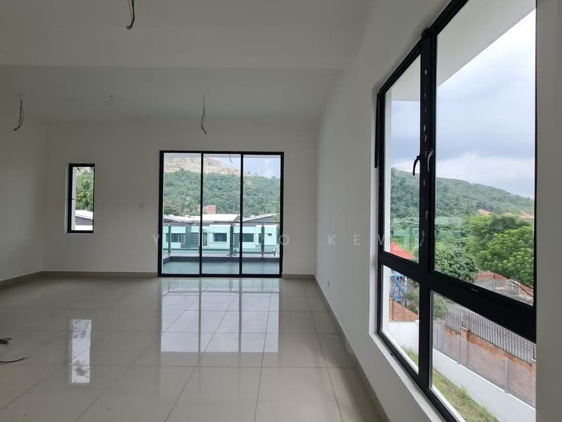Rumah Berkembar untuk Dijual di Kajang (Selangor) - Yumiko Kew - Living Room - PropertyGuru.com.my