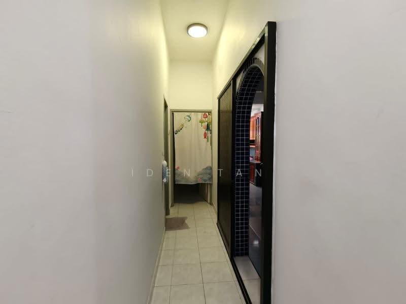 1-storey Terraced House for Sale in Taman Puteri Wangsa (Ulu Tiram) - Iden Tan - Corridor - PropertyGuru.com.my