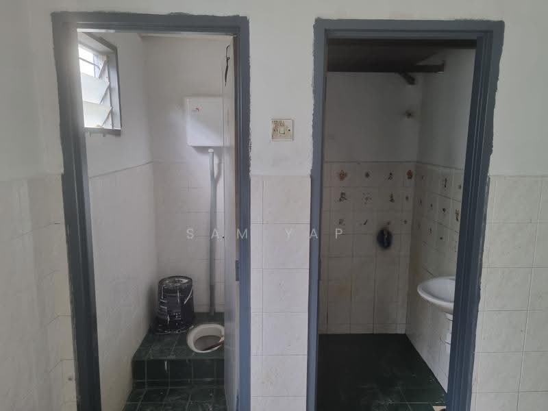 Pangsapuri untuk Dijual di Taman Sepakat Indah Apartment (P3) - Sam Yap - Bathroom - PropertyGuru.com.my