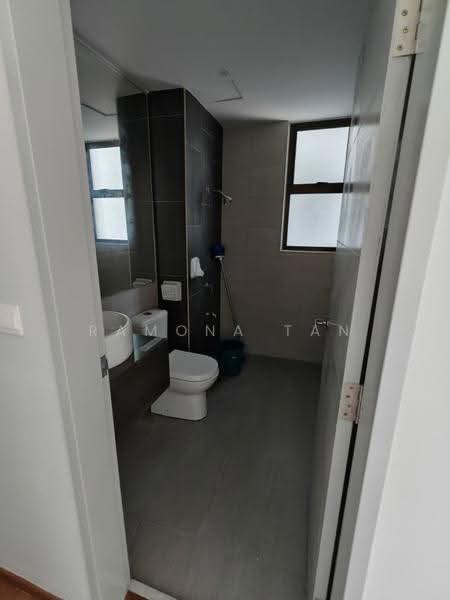 Kondominium untuk Dijual di Admiral Residences - Ramona Tan - Bathroom - PropertyGuru.com.my