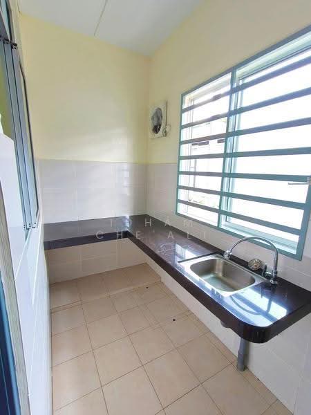 1-storey Terraced House for Sale in Perkampungan Pandan Perdana (Kuantan) - Idham Che'Ali - Kitchen - PropertyGuru.com.my