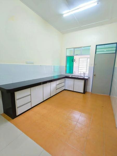 1-storey Terraced House for Sale in Perkampungan Pandan Perdana (Kuantan) - Idham Che'Ali - Kitchen - PropertyGuru.com.my