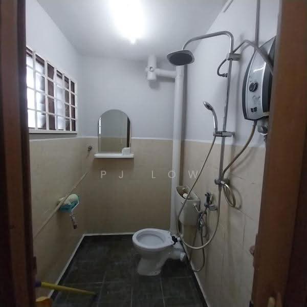 Rumah Teres untuk Dijual di Taman Desa Aman (Cheras) - PJ Low - Bathroom - PropertyGuru.com.my