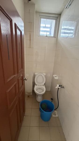 Kedai untuk Disewa di Taman Molek (Johor Bahru) - Jane Ngoi - Bathroom - PropertyGuru.com.my