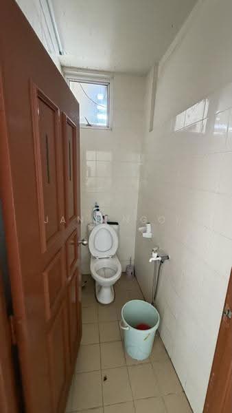 Kedai untuk Disewa di Taman Molek (Johor Bahru) - Jane Ngoi - Bathroom - PropertyGuru.com.my