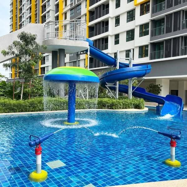 Kediaman Servis untuk Dijual di Parkland Residence @ Kajang 2 - Vancs Chai - Pool - PropertyGuru.com.my