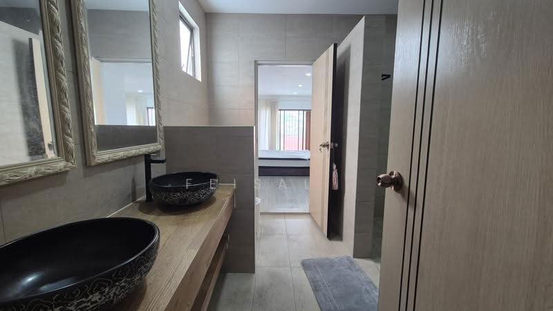 Rumah Berkembar untuk Dijual di Taman Desa (Kuala Lumpur) - Feisal . - Bathroom - PropertyGuru.com.my