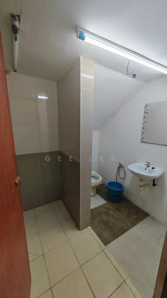 Rumah Berkembar untuk Dijual di Kipark Sri Utara (Batu) - GEE Lee - Bathroom - PropertyGuru.com.my