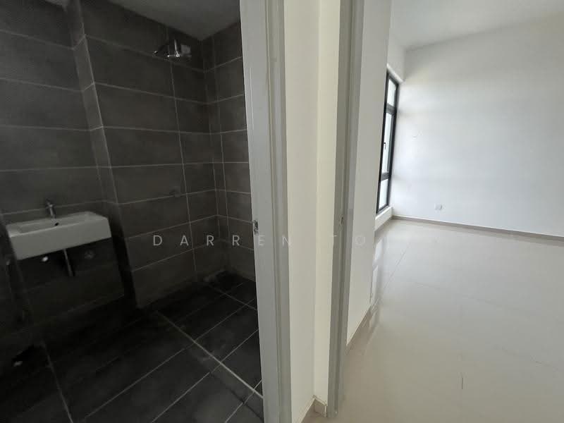 Kediaman Servis untuk Dijual di Serviced Residence @ The Louvre @ Country Heights - Darren Toh - Bathroom - PropertyGuru.com.my