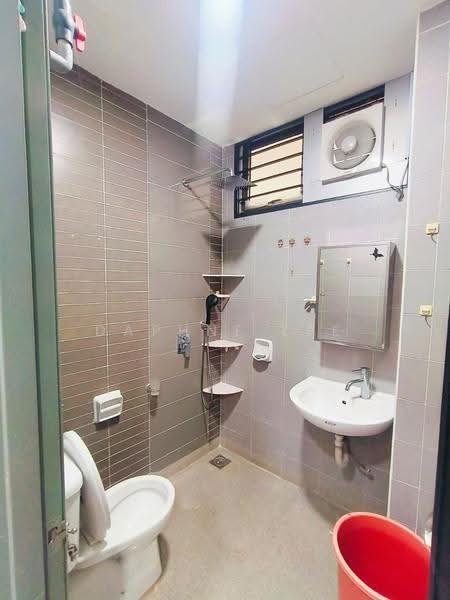 Kediaman Servis untuk Dijual di Palazio - Daphne Lee - Bathroom - PropertyGuru.com.my